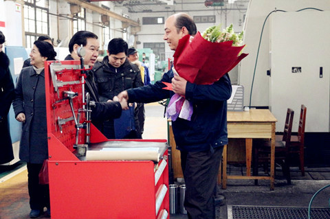 宜昌市委常委、總工會主席劉學(xué)甫同志慰問宜昌長機(jī)科技公司“五一勞動獎?wù)隆鲍@得者