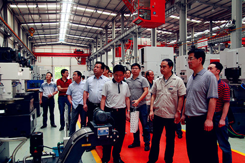 武漢工程大學(xué)校長王存文一行蒞臨宜昌長機科技公司參觀調(diào)研