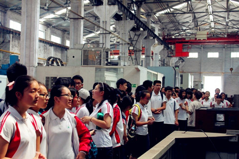 夷陵中學(xué)900余莘莘學(xué)子來宜昌長機(jī)科技公司參觀