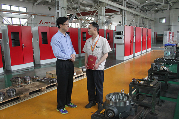 市總工會(huì)黨組書(shū)記、常務(wù)副主席羅志勇蒞臨我公司為“宜昌市五一勞動(dòng)獎(jiǎng)?wù)隆鲍@得者吳林沖頒發(fā)榮譽(yù)證書(shū)和獎(jiǎng)牌